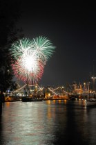 Feuerwerk auf dem 819. Hamburger Hafengeburtstag über dem Niederhafen
