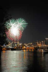 Feuerwerk auf dem 819. Hamburger Hafengeburtstag über dem Niederhafen