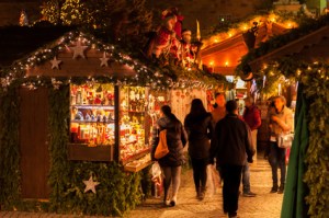 Weihnachtliche Hütten und Verkaufsstände des Stuttgarter Weihnachtsmarkt
